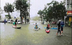 Phố Đà Nẵng ngập như sông, giới trẻ bơi thuyền kayak tranh tài