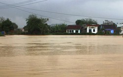Bình Định: Hàng ngàn ngôi nhà chìm trong nước, nhiều vùng bị cô lập