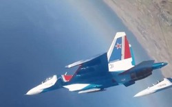 Xem tiêm kích Su-30SM nhào lộn trên không cực đẹp mắt cùng các Hiệp sĩ Nga