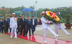 Đại biểu nông dân dâng hoa viếng Bác và tưởng niệm anh hùng liệt sỹ