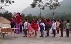 Xúc động các em bé người Mông hát Quốc ca cổ vũ tuyển Việt Nam