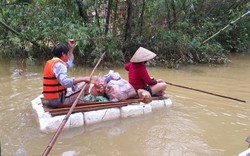 Bi hài với cảnh chế bè chuối, bè phao của dân Quảng Nam để chạy lũ