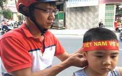 Dân phố biển Nha Trang đổ xô mua áo, cờ Tổ Quốc cổ vũ Việt Nam