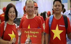 “Tiếp lửa” chung kết AFF Cup: Sân bay rực sắc đỏ, fan mang băng rôn "Park Hang Seo - Em yêu Chú"