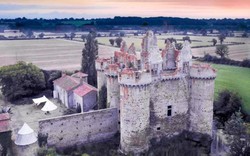 Chỉ mất 1,3 triệu đồng đã thành chủ nhân của lâu đài Pháp cổ kính