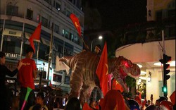 Người Sài Gòn dẫn theo khủng long chúa “đi bão” và nhiều trò kỳ dị