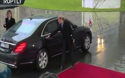 Khoảnh khắc Thủ tướng Anh mắc kẹt trên chiếc Mercedes khi đến Đức