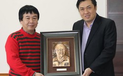 CĐV tặng quà độc, "tiếp lửa" cho HLV Park Hang-seo