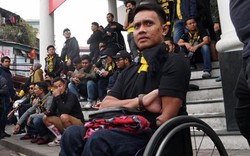 Ảnh,clip: CĐV Malaysia ngồi xe lăn cũng sang Việt Nam cổ vũ đội nhà