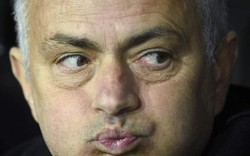 Lâm vào "cửa tử", HLV Mourinho bất ngờ... khen học trò