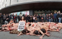 Khỏa thân tắm "máu" biểu tình ở Tây Ban Nha