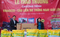 Những khách hàng may mắn đầu tiên của chương trình “Vinaseed – Cào liền tay trúng ngay giải lớn”