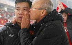 Thầy Park ôm hôn, véo má tuyển thủ VN: Sự thật ngã ngửa do sao Hàn tiết lộ
