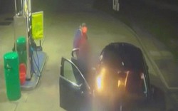 Say rượu, hai người đàn ông đốt xe taxi ngay tại trạm xăng