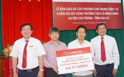 Agribank tặng xe cứu thương, tài trợ xây trường cho huyện vùng biên