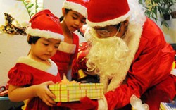 Những ông già Noel lượn khắp phố và giấc mơ đứt gãy của trẻ Việt