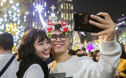 Hình ảnh giới trẻ đổ xô đến Nhà thờ Lớn chụp selfie đón Giáng sinh