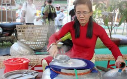 Làm thử bánh tráng Trảng Bàng, du khách thích thú vì... khó quá