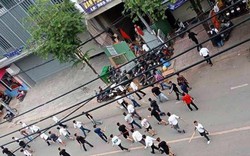 Hơn 50 thanh niên hỗn chiến trên phố Sài Gòn, gậy gạch bay "như tên bắn"