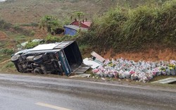 Sơn La: Tai nạn liên tiếp trên QL 6, 4 xe tải lật ngang dưới rãnh