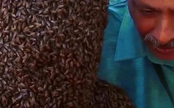 "Dị nhân" Ấn Độ ngồi im hơn 4 giờ liền với 60.000 con ong bu đầy mặt