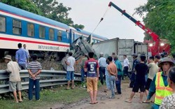 Qua đường sắt không quan sát, container bị tàu hỏa tông gãy đôi