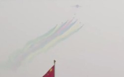 Duyệt binh lớn nhất lịch sử TQ: Phi đội máy bay trình diễn giữa bầu trời mờ mịt