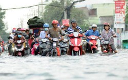 Đường ngập như sông, ngày thứ 3 liên tiếp người Sài Gòn rồng rắn “bơi” về nhà