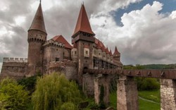 Câu chuyện rùng rợn về lâu đài ma cà rồng ở Transylvania