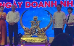 Xôn xao đấu giá cặp sừng bò dát vàng 24K giá 99 triệu đồng