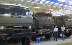 Hình ảnh bộ ba xe tải quân sự ở Hà Nội có thể kéo xe tăng, tên lửa