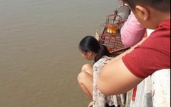 Nóng 24h qua: Hơn 1 giờ nghẹt thở giải cứu người phụ nữ "làm xiếc" trên cầu Chương Dương