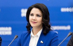 Vừa tới Mỹ, nữ nghị sĩ Nga xinh đẹp bị FBI tạm giữ thẩm vấn giữa đêm