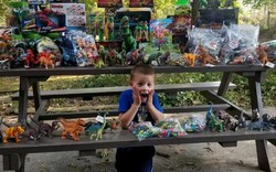 Mừng sinh nhật 5 tuổi, cậu bé dành tặng hàng nghìn đồ chơi cho bệnh viện chữa khỏi ung thư cho mình