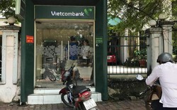 Cô gái trẻ bị kề dao, cướp tiền tại cây ATM