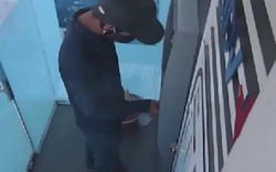 Nam thanh niên lắp thiết bị đánh cắp thông tin tại cây ATM