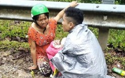 Dưới mưa tầm tã, chồng làm "bà đỡ" giúp vợ vượt cạn bên lề đường