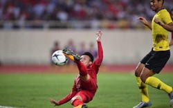 CĐV "phát rồ" với pha tung người ghi bàn thắng cực đẹp của Quang Hải