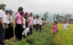 Trao “cần câu” và chỉ cách câu cho nông dân vùng cao Điện Biên