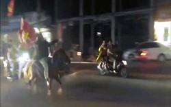 Cổ động viên cưỡi ngựa "đi bão" sau chiến thắng Malaysia