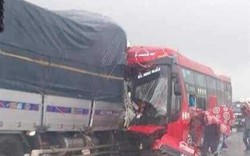 Xe khách đối đầu với xe tải, 16 người thương vong