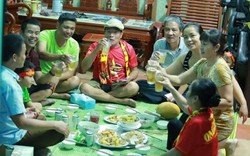 ĐT Việt Nam đại thắng, bố mẹ Duy Mạnh thịt gà đãi cả xóm