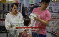 Sợ nước nhiễm bẩn, dân Hà Nội chi tiền triệu mua nước đóng chai