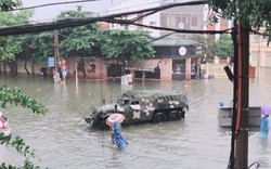 ẢNH: Xe CSGT, quân đội cứu người trong mưa lụt lịch sử ở Vinh