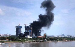 Khói đen bốc lên cuồn cuộn tại công trình cao ốc bên sông Sài Gòn