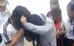 Sốc vụ hai nữ sinh lớp 7 đánh nhau, bạn đứng ngoài hô hào "lột áo"