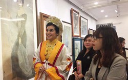 50 bức tranh được giới thiệu tại triển lãm nghệ thuật nhân Ngày Phụ nữ Việt Nam