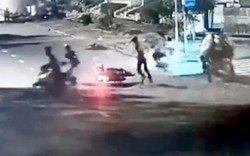 Camera ghi lại cảnh tấn công, cướp xe máy táo tợn trong đêm ở Sài Gòn
