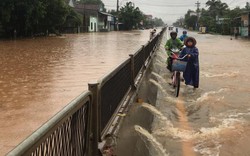 Mưa lớn, Quốc lộ 1 tại Bình Định ngập gần nửa mét, BOT xả trạm