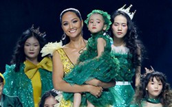 Bé gái bị ung thư trình diễn thời trang với Hoa hậu H'Hen Niê